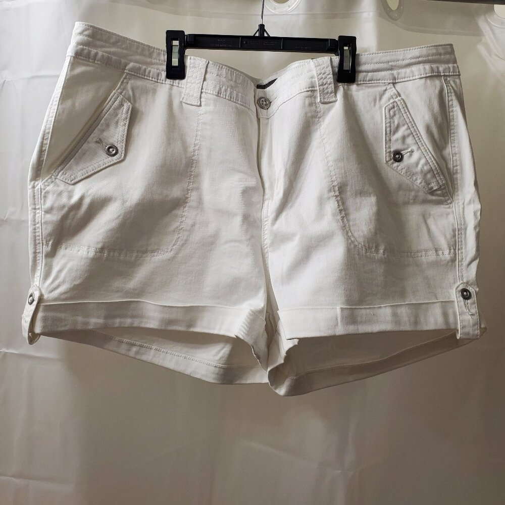 Torrid Ladies Plus Size White Shorts NWT